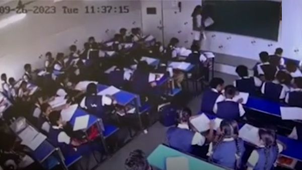 कक्षा में पढ़ रही आठवीं की छात्रा को आया हार्ट अटैक, तुरंत हो गई मौत, देखें CCTV में कैद वीडियो