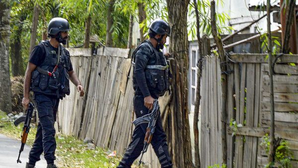 3 अधिकारियों की शहादत के बाद पाकिस्तान को सर्जिकल स्ट्राइक का डर, शिफ्ट कर रहा अपने आतंकी कैंप