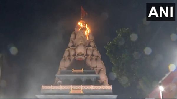 पुणे में गणेश पंडाल में अचानक लगी आग, BJP अध्यक्ष नड्डा को सुरक्षित बाहर निकाला गया