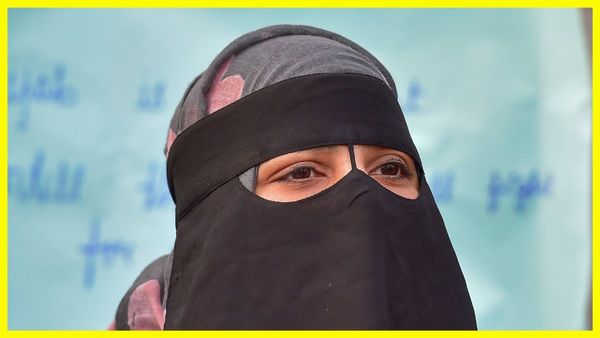 ईरान में हिजाब न पहनने वाली महिलाओं पर जुल्म बढ़ेगा, ड्रेस कोड पर विवादित बिल पारित, होगी 10 साल की जेल