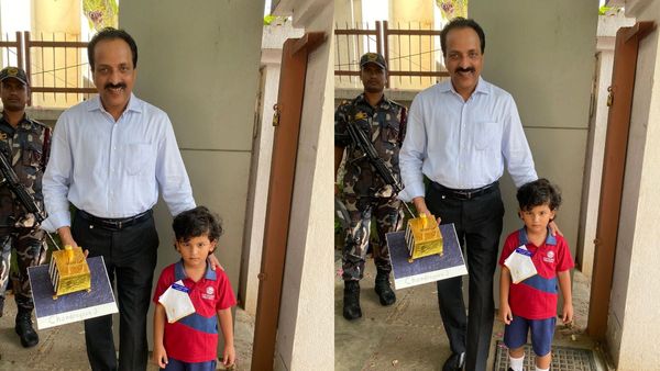 चंद्रयान की कामयाबी पर ISRO प्रमुख सोमनाथ को बच्‍चे ने दिया ये प्‍यारा सा उपहार, वायरल फोटो ने जीता दिल