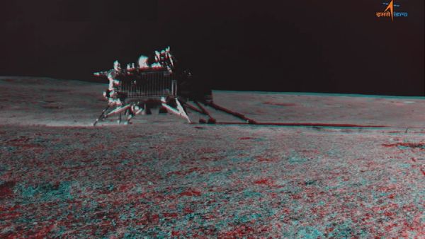 Chandrayaan-3: प्रज्ञान रोवर ने चांद की दिखाई अनोखी तस्वीर, चंद्रमा पर लाल-नीले रंग के निशान, जानिए क्या हैं