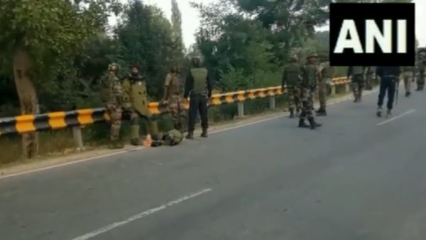 Jammu Kashmir News: हंदवाड़ा-कुपवाड़ा हाईवे पर संदिग्ध बैग में मिला IED, सेना ने किया नष्ट