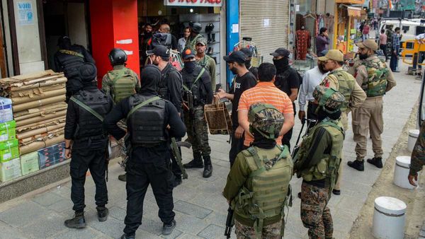 जम्मू-कश्मीर: बारामूला से लश्कर-ए-तैयबा के 2 आतंकी गिरफ्तार, सीमा पार बैठे आकाओं की कर रहे थे मदद