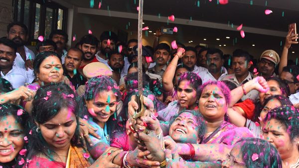 महिला आरक्षण बिल संसद में पेश होने पर बीआरएस एमएलसी कविता ने महिलाओं के साथ मनाया जश्‍न 