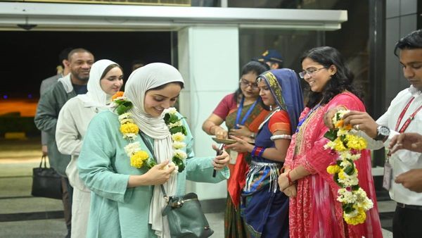 G20 Summit: खजुराहो पहुंचे 20 देशों के 54 मेहमान, बुंदेली परंपरा से किया गया स्वागत, नृत्य देखकर मंत्रमुग्ध