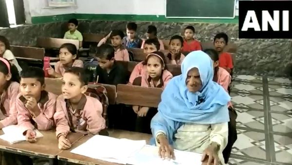 स्कूल में बच्चों के बीच बैठकर पढाई करती 92 वर्षीय 'खान चाची', अब कइयों के लिए बन गईं प्रेरणा, हो रहीं Viral
