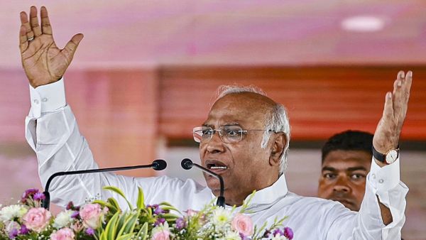 'नारे गढ़कर बुनियादी मुद्दों से ध्यान भटकाने में लगी', मल्लिकार्जुन खड़गे ने मोदी सरकार पर साधा निशाना