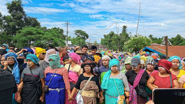 Manipur News: मणिपुर में प्रदर्शनकारियों ने कर्फ्यू का उल्लंघन किया, रबर बुलेट फायरिंग में कई घायल