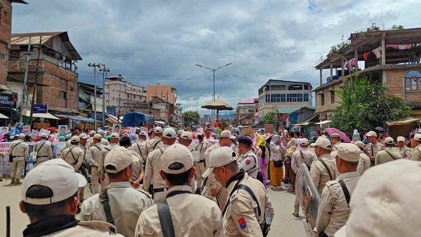 Manipur violence: फिर बिगड़े मणिपुर के हालात, इंफाल पूर्व और पश्चिम में पूर्ण कर्फ्यू लगाया