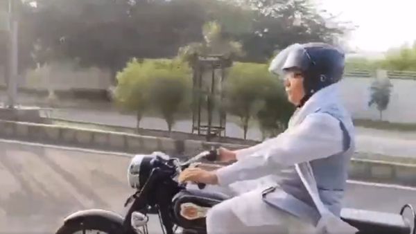 'कार फ्री डे' पर बुलेट से करनाल एयरपोर्ट पहुंचे सीएम खट्टर, बोले- संकल्प बिना जनसहयोग के नहीं हो सकता पूरा