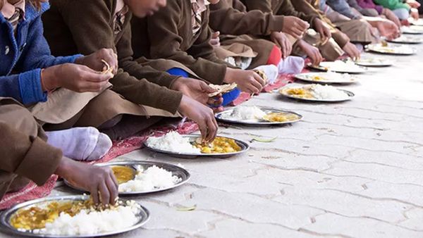 बिहार के समस्तीपुर में मिड-डे मील खाकर बीमार पड़ीं 100 छात्राएं, अस्पताल में भर्ती