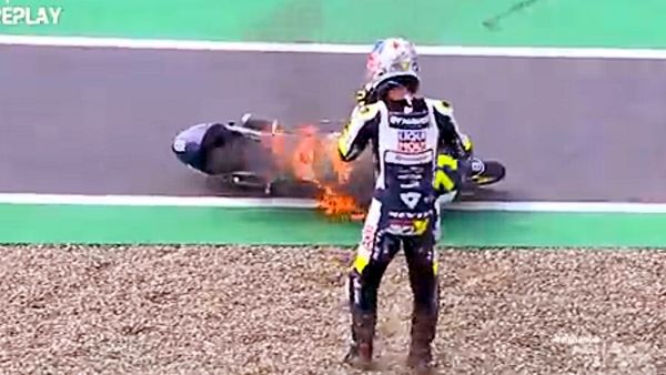 MotoGP Viral Video: इवेंट की शुरुवात में ही फिसल गई स्पेनिश राइडर की बाइक, लग गई आग