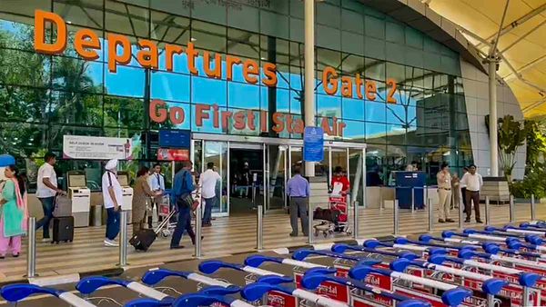 Mumbai Airport: 'एयरपोर्ट पर नीले बैग में बम है', मुंबई पुलिस और बम स्क्वाड एक्टिव, फर्जी निकला कॉल