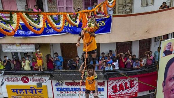 Dahi Handi: मुंबई में दही हांडी फोड़ने वाले 35 गोविंदा घायल, 4 की स्थिति नाजुक; 22 का OPD में इलाज जारी