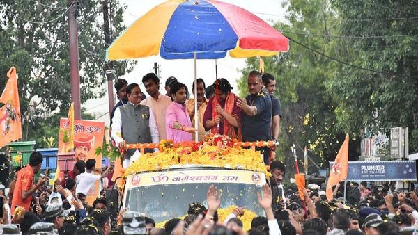 धीरेंद्र शास्त्री का गजब स्वागत! महिला ने केले का गुच्छा, भक्तों ने नारियल दे मारे, सेवादारों ने बचाया