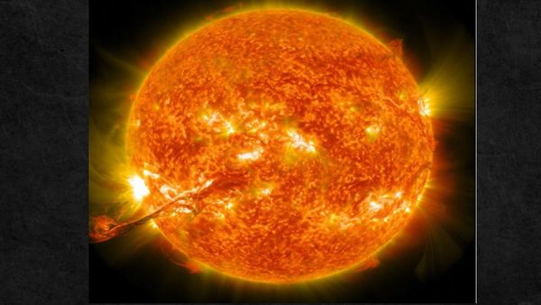 NASA ने खींची फूटते सोलर फ्लेयर की मनमोहक तस्वीर, देखिए सूरज से कैसे निकल रहा है 'आग का दरिया'
