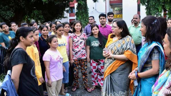 DDU News Gorakhpur: कुलपति ने छात्रों से मिल जानी उनकी समस्याएं, प्रोफेसर शांतनु को दी यह नई जिम्मेदारी