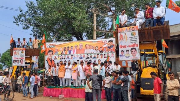 Jan Ashirwad Yatra पहुंची शिवपुरी, कार्यकर्ताओं ने बुलडोजर से पुष्प वर्षा कर किया कैलाश विजयवर्गी का स्वागत