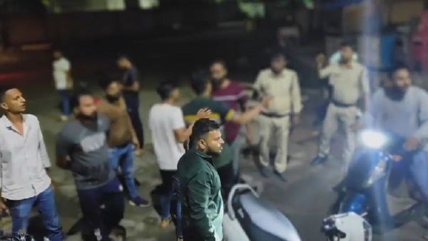Jabalpur News: पुलिस वाहन से खींचकर नेताओं ने वकील को पीटा, दोनों पक्षों के खिलाफ मामला दर्ज