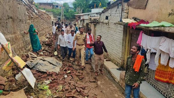 Khargone news: धीरे-धीरे घटने लगा नर्मदा का जलस्तर, पटरी पर लौट रहा जनजीवन