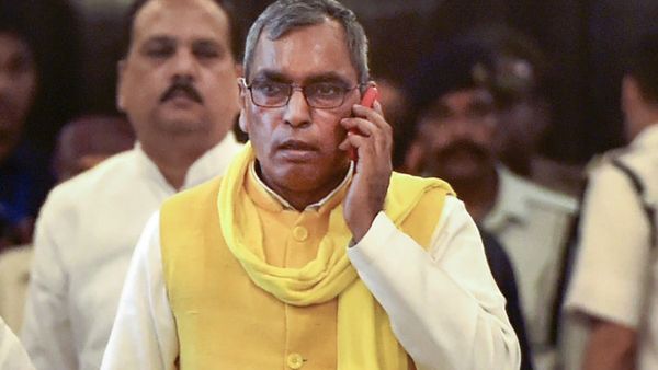 UP News: बिहार में अपना जनाधार बढ़ाने में जुटी ओम प्रकाश राजभर की SBSP, जानिए क्या है प्लानिंग