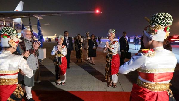 ASEAN-India Summit: पीएम मोदी पहुंचे जकार्ता, एयरपोर्ट पर हुआ भव्य स्वागत