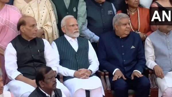 Video: फोटो सेशन के दौरान सांसदों के बीच में बैठे पीएम मोदी, बीजेपी MP नरहरि अमीन हुए बेहोश