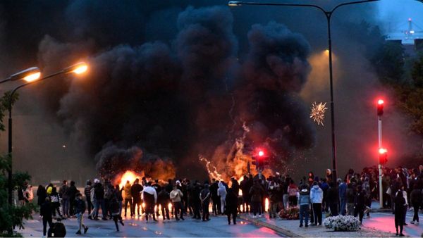 स्वीडन में फिर से कुरान जलाने के बाद बवाल, सैकड़ों मुसलमानों ने की पत्थरबाजी, फूंकी गाड़ियां, 3 गिरफ्तार