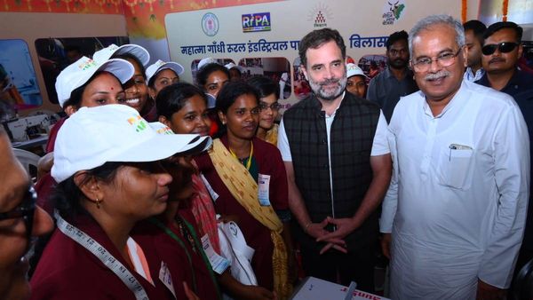 CG: राहुल गांधी,   भूपेश बघेल ने किया गारमेंट फैक्ट्री का शुभारंभ, महिलाओं ने तोहफे में दिया कोट, कुर्ता  