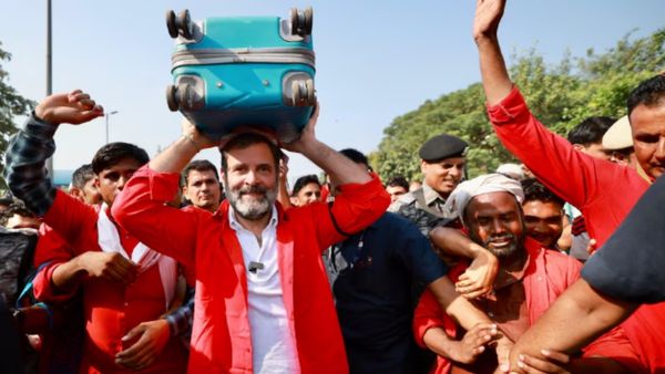 अचानक से आनंद विहार रेलवे स्टेशन पहुंचे राहुल गांधी, कुली की ड्रेस पहनी और उठाया लोगों का सामान