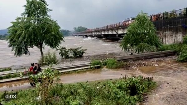 VIDEO: राजस्‍थान के बांसवाड़ा में भारी बारिश, स्‍कूलों की छुट्टी, बरसाती नाले में बहने से एक युवक की मौत