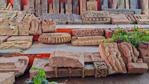 Ayodhya: श्रीराम जन्मभूमि पर खोदाई के दौरान मिले प्राचीन मंदिर के कई अवशेष, चंपत राय ने शेयर की ये तस्वीरें