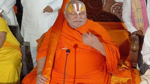 जगद्गुरु रामभद्राचार्य ने दिया बड़ा बयान, बोले:शिवराज और कमल नाथ नहीं, सनातन धर्म और अधर्म लड़ रहे चुनाव