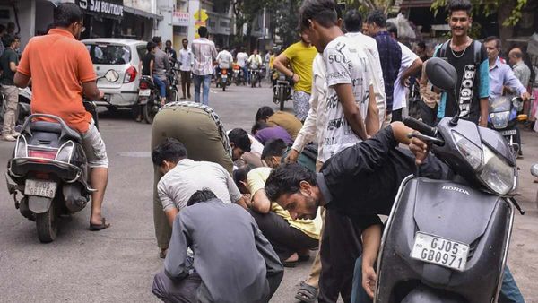 Fact Check: क्या गुजरात में सड़कों पर फेंके गए असली 'हीरे'? जानिए क्या है सच्चाई