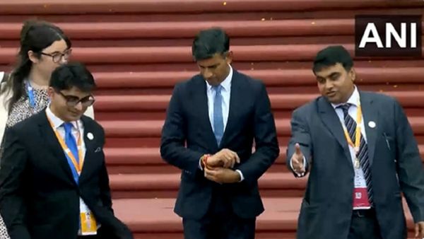 अक्षरधाम मंदिर के बाद राजघाट पहुंचे ऋषि सुनक, रक्षासूत्र और राखी को बारिश से बचाते आए नजर