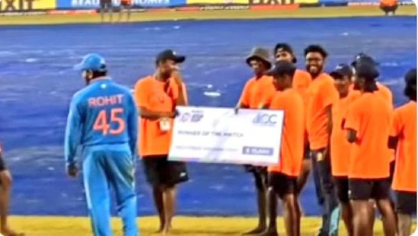 Fact Check: क्या रोहित शर्मा ने ग्राउंड स्टाफ को मैन ऑफ द मैच का 'चेक' दे दिया? जानें सच्चाई