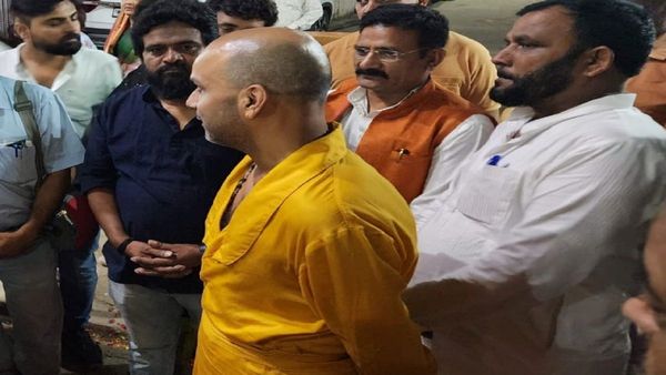 नर्मदा का अस्तित्व बचाने 35 महीने से निराहार संत 'समर्थ दादा गुरु', 2.5 लाख किमी की पदयात्रा कर चुके