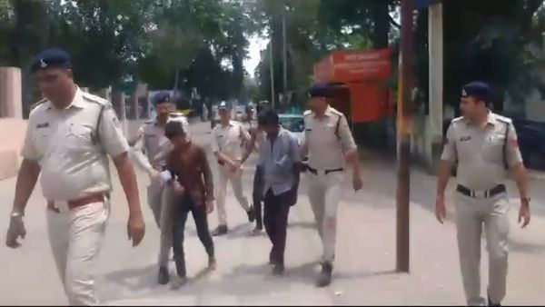 Sagar: बस स्टेंड पर महिला से बर्बरता, लात-घूसों-डंडों से महिला की पिटाई के आरोपी गिरफ्तार, जुलूस निकाला