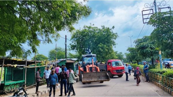 Satna News: अवैध मीट की दुकानों पर गरजा बुलडोजर, 25 से अधिक दुकानों को किया ध्वस्त