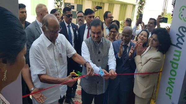 शरद पवार ने गौतम अडानी संग तस्वीरें की साझा, भाजपा ने ली चुटकी- राहुल गांधी की कोई नहीं सुनता
