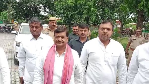 घोसी उपचुनाव: सपा नेता शिवपाल यादव ने डीआईजी से की मुलाकात, वोटरों को धमकाने का लगाया आरोप