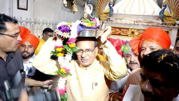 MP: श्रीराधा कृष्ण मंदिर पहुंचे सीएम शिवराज सिंह चौहान, भगवान श्रीकृष्ण के किए दर्शन
