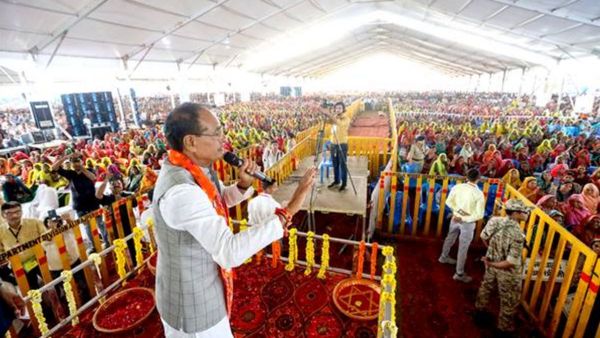 अलीराजपुर में सीएम शिवराज सिंह चौहान ने की बड़ी घोषणाएं, कहा- हर परिवार के एक व्यक्ति को दिया जाएगा रोजगार