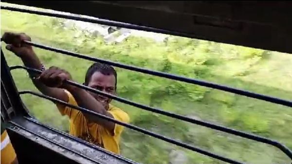 Bihar News: चोरी कर चलती ट्रेन से भागने लगा चोर, लोगों ने पकड़कर खिड़की से लटका दिया, 2KM तक लटका रहा, Video