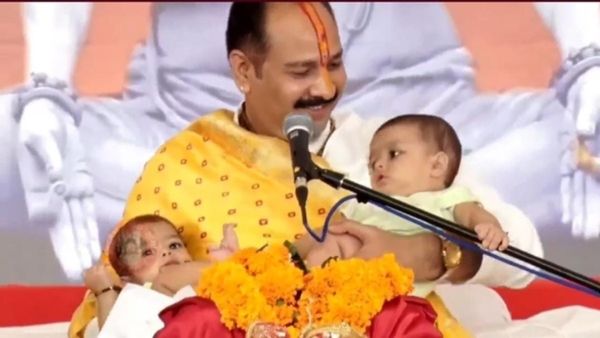 Chhindwara: कथा में पंडित प्रदीप मिश्रा के पास जुड़वां बच्चों को लेकर पहुंची महिला, कमलनाथ भी हुए शामिल