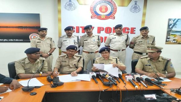 Bhopal News: पुलिस ने अंधे कत्ल का किया खुलासा, सिर्फ ₹2000 के लिए पत्नी ने बेटे के साथ मिलकर ली जान