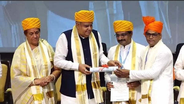 Bhopal: MCU के दीक्षांत समारोह में शामिल हुए उपराष्ट्रपति जगदीप धनखड़, बोले- प्रेस का काम एजेंडा सेट करना नहीं