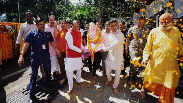 Bhopal News: प्लेटिनम प्लाजा में सीएम शिवराज सिंह चौहान बेटे कार्तिक के साथ लेने पहुंचे गणेश प्रतिमा