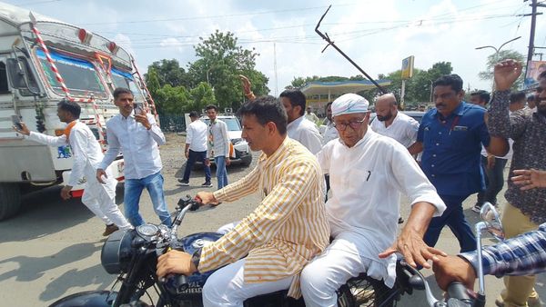 ग्वालियर से निकली जन आक्रोश यात्रा, गोविंद सिंह ने दिखाई ताकत, जीतू पटवारी दिग्विजय सिंह को बाइक पर लेकर निकले